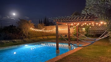 Una piscina al aire libre (de 09:00 a 20:00), sombrillas