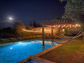 Una piscina al aire libre (de 09:00 a 20:00), sombrillas