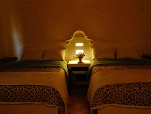 Økonomirom | Sengetøy av topp kvalitet, individuelt dekorert og strykejern/-brett