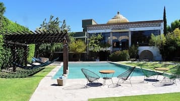 Alberca al aire libre y sombrillas en la alberca