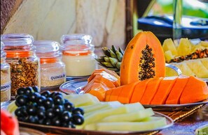 Breakfast buffet - Pousada Tia Gloria (Cairu)
