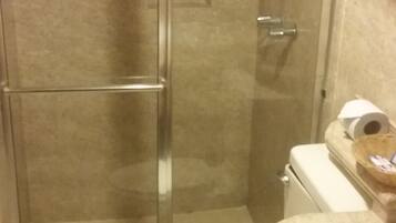Camera singola, 1 letto matrimoniale | Bagno | Doccia, set di cortesia gratuito, asciugamani