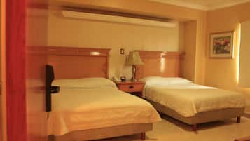 Suite, 2 camas matrimoniales | Escritorio, tabla de planchar con plancha y wifi gratis