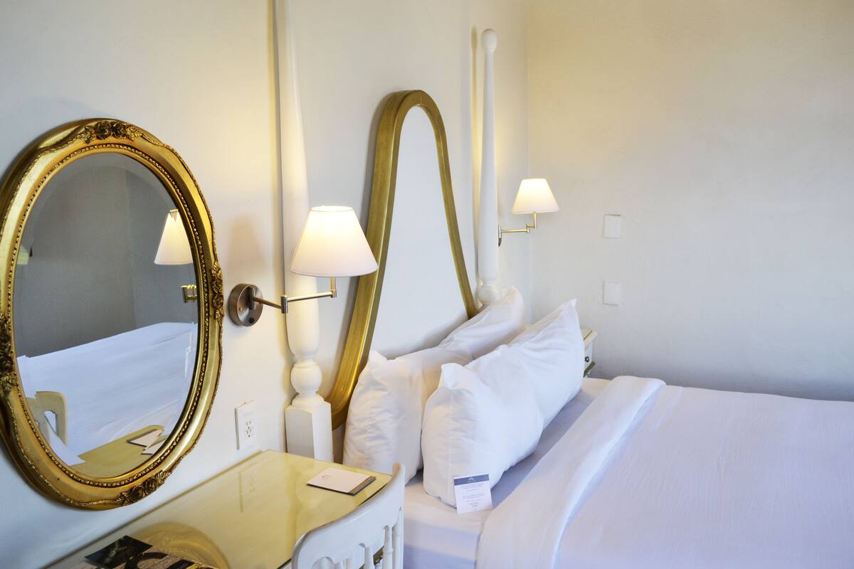 Deluxe Room, 1 Queen Bed | In-room safe, desk, iron/ironing board, free cots/infant beds