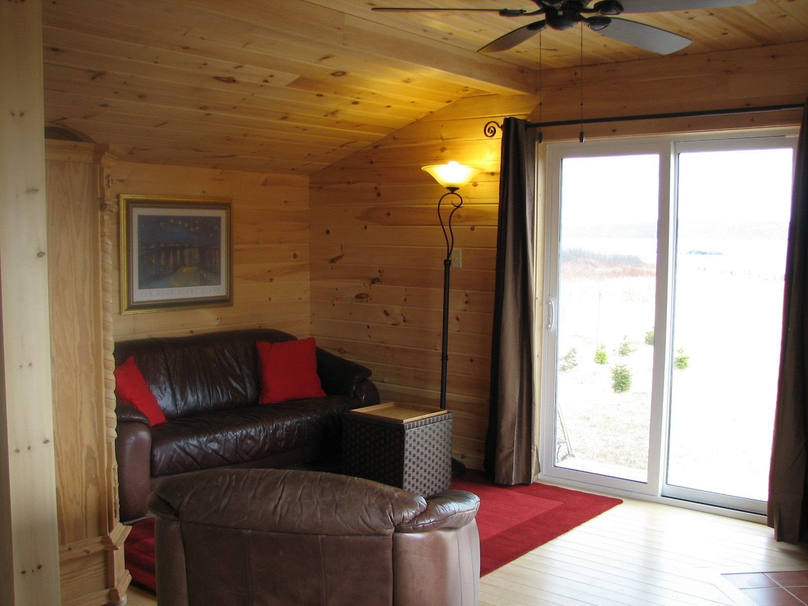 Chalet romántico, 1 habitación, vista al océano, frente al océano | Sala de estar | Televisión, chimenea y reproductor de DVD 