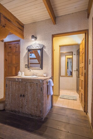 In-room safe, individually decorated, individually furnished, desk - Meztli: Casa Boutique & Spa (Mexico City)