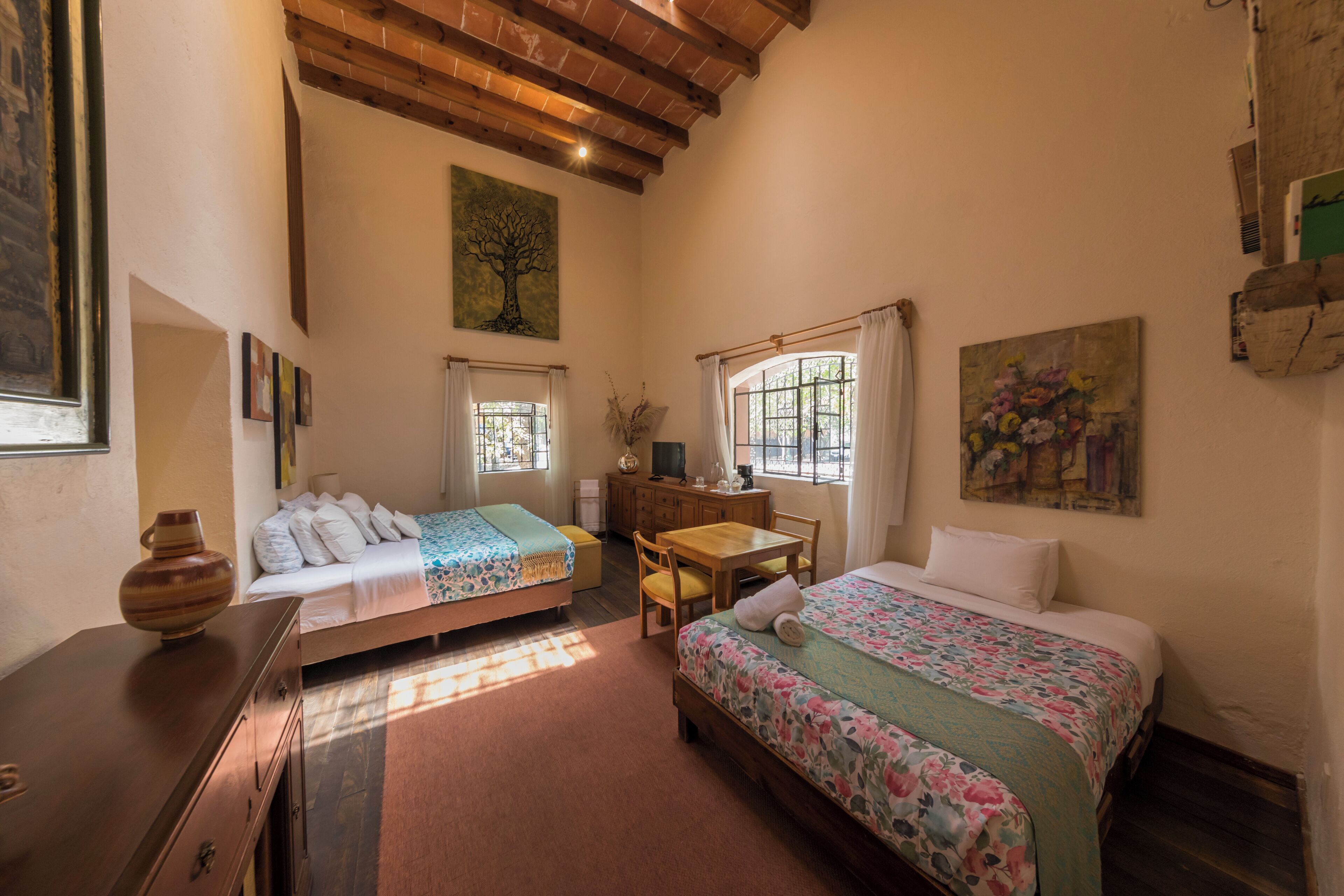 Suite estudio Deluxe, vista al jardín | Caja de seguridad en la habitación y escritorio 