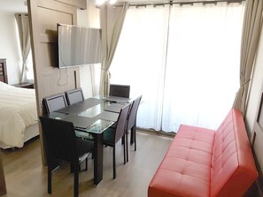 43-英寸纯平电视 (配备数码频道)、电视