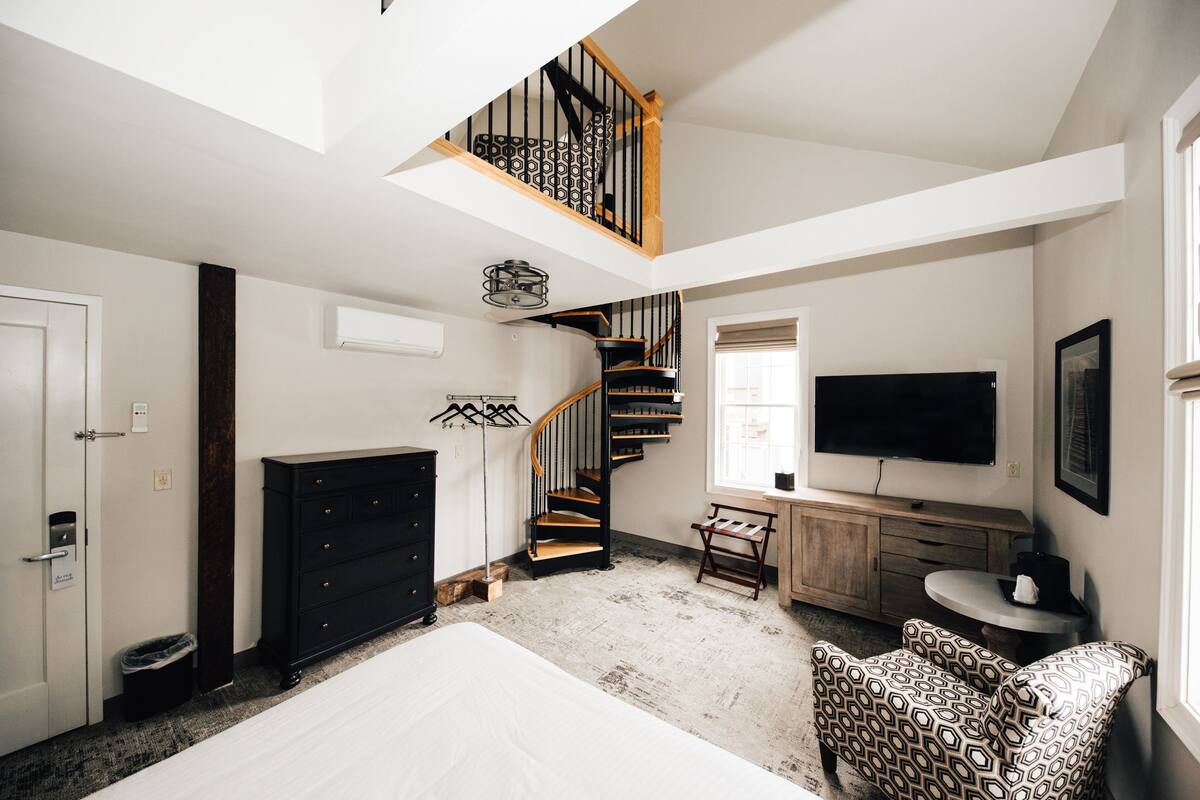 deluxe suite | premium bedding, soundproofing, free wifi, bed sheets