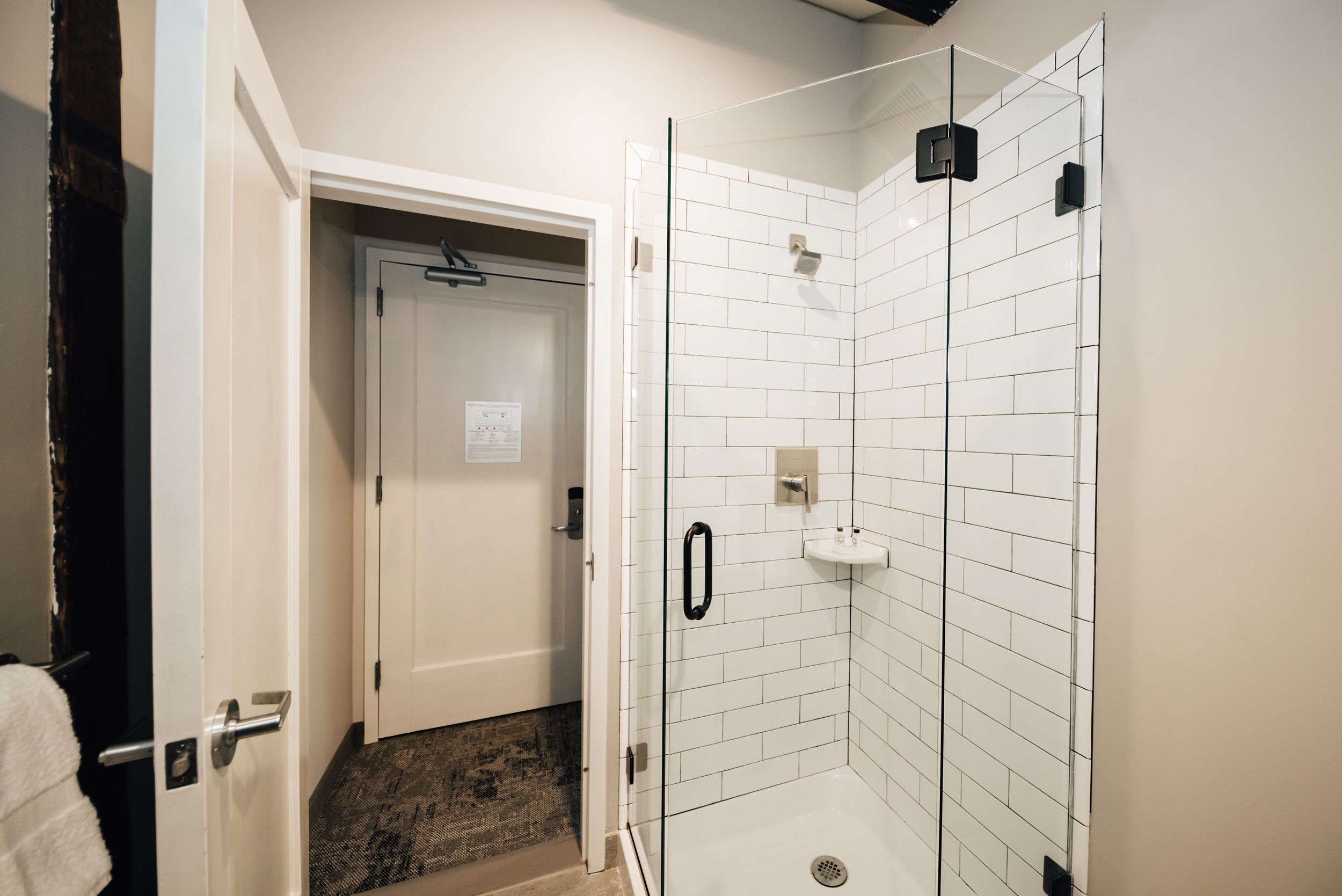 deluxe suite | bathroom | shower, free toiletries, hair dryer, towels