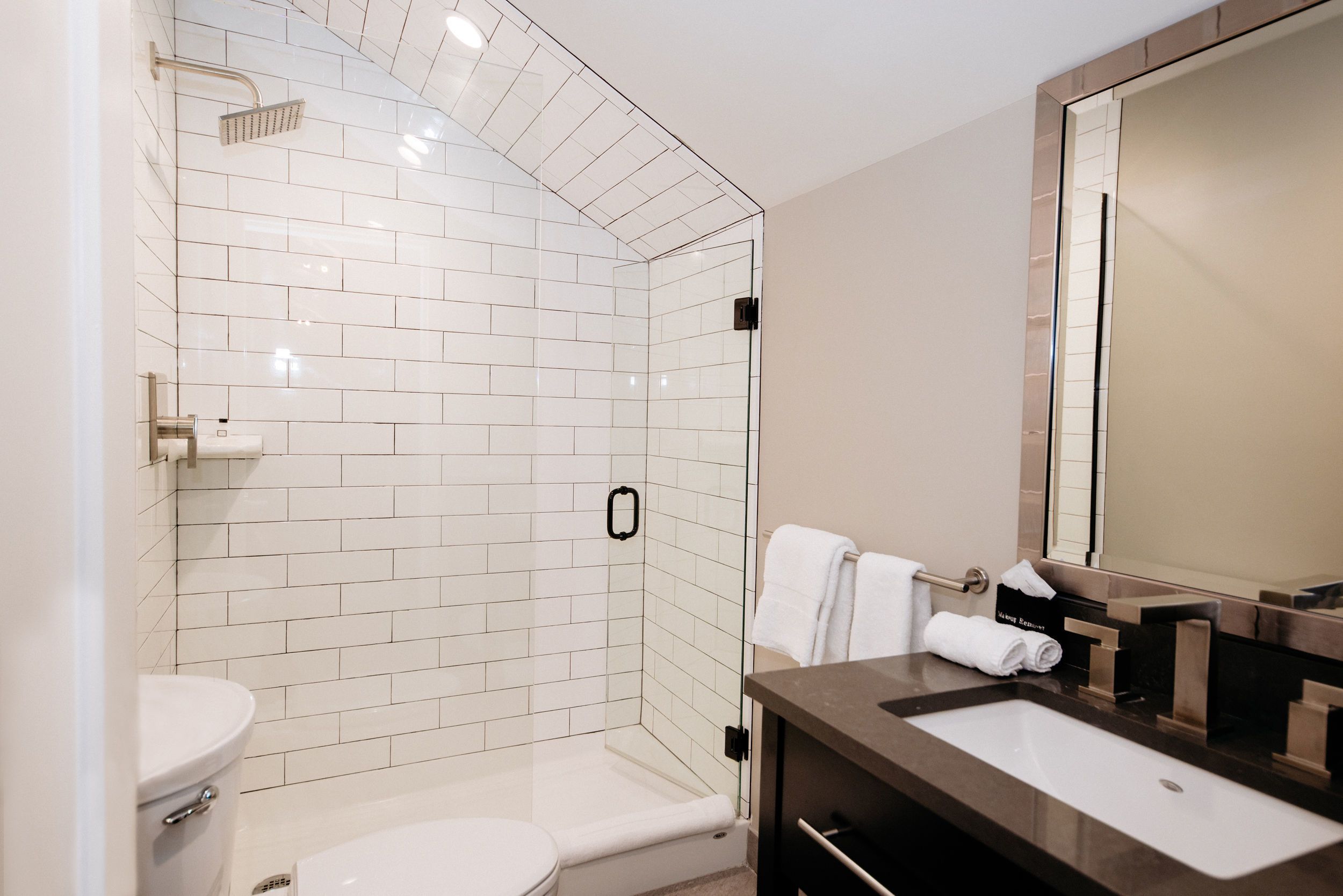 deluxe suite | bathroom | shower, free toiletries, hair dryer, towels