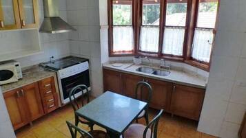 Chalé | Cozinha privada | Geladeira, micro-ondas, fogão, cooktop