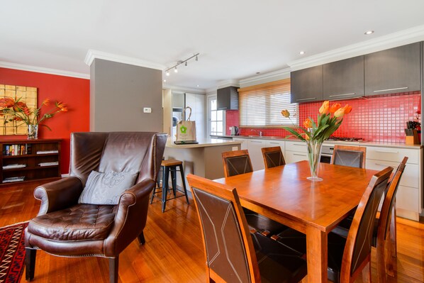 3 Bedroom Villa with 2 Bathrooms | In-room dining