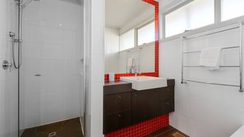 3 Bedroom Villa with 2 Bathrooms | Bathroom | Separate bathtub and shower, hair dryer, towels