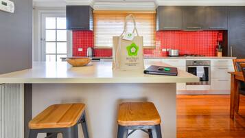 Appartement, 3 chambres, 2 salles de bains | Cuisine privée | Grand réfrigérateur, micro-ondes, four, plaque de cuisson