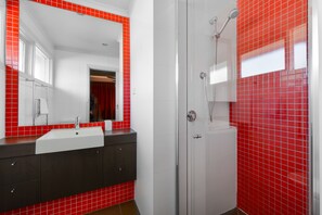 3 Bedroom Villa with 2 Bathrooms | Bathroom | Separate tub and shower, hair dryer, towels