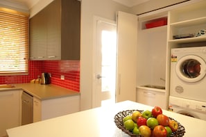2 Bedroom Villa with 1.5 Bathrooms | In-room dining - Boutique Stays - Sandyside 2 (Sandringham)