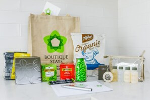 Refrigerador con congelador, microondas, horno y parrilla de estufa 