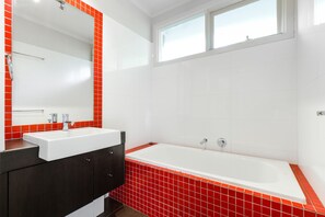 Apartemen, 2 kamar tidur | Kamar mandi | Bathtub dan shower terpisah dan perlengkapan mandi gratis