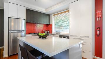 2 Bedroom Villa with 1 Bathroom | Private kitchen | Full-size fridge, microwave, oven, stovetop