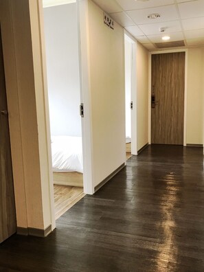 Quarto solteiro econômico, somente para mulheres, para não fumantes, banheiro compartilhado | Edredons de pluma, ferros/tábuas de passar roupa, Wi-Fi de cortesia