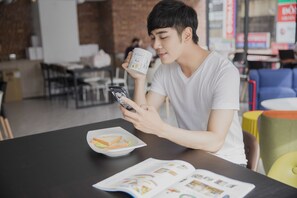 Breakfast, lunch, dinner and brunch served - Single Inn Kaohsiung Station Hostel (Kaohsiung)