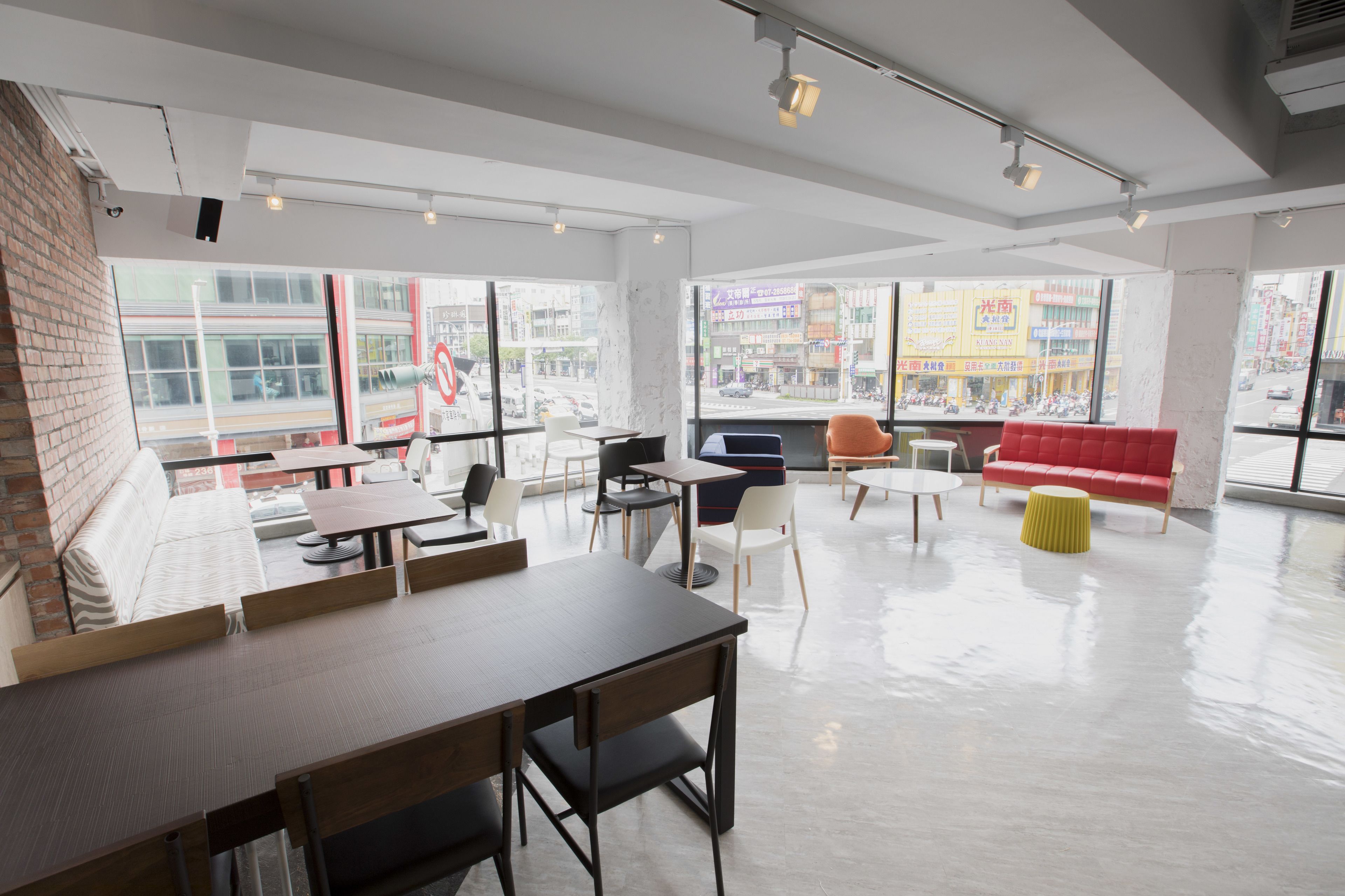 Daily cooked-to-order breakfast (TWD 120 per person)