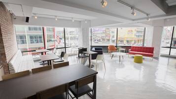 Daily cooked-to-order breakfast (TWD 120 per person)