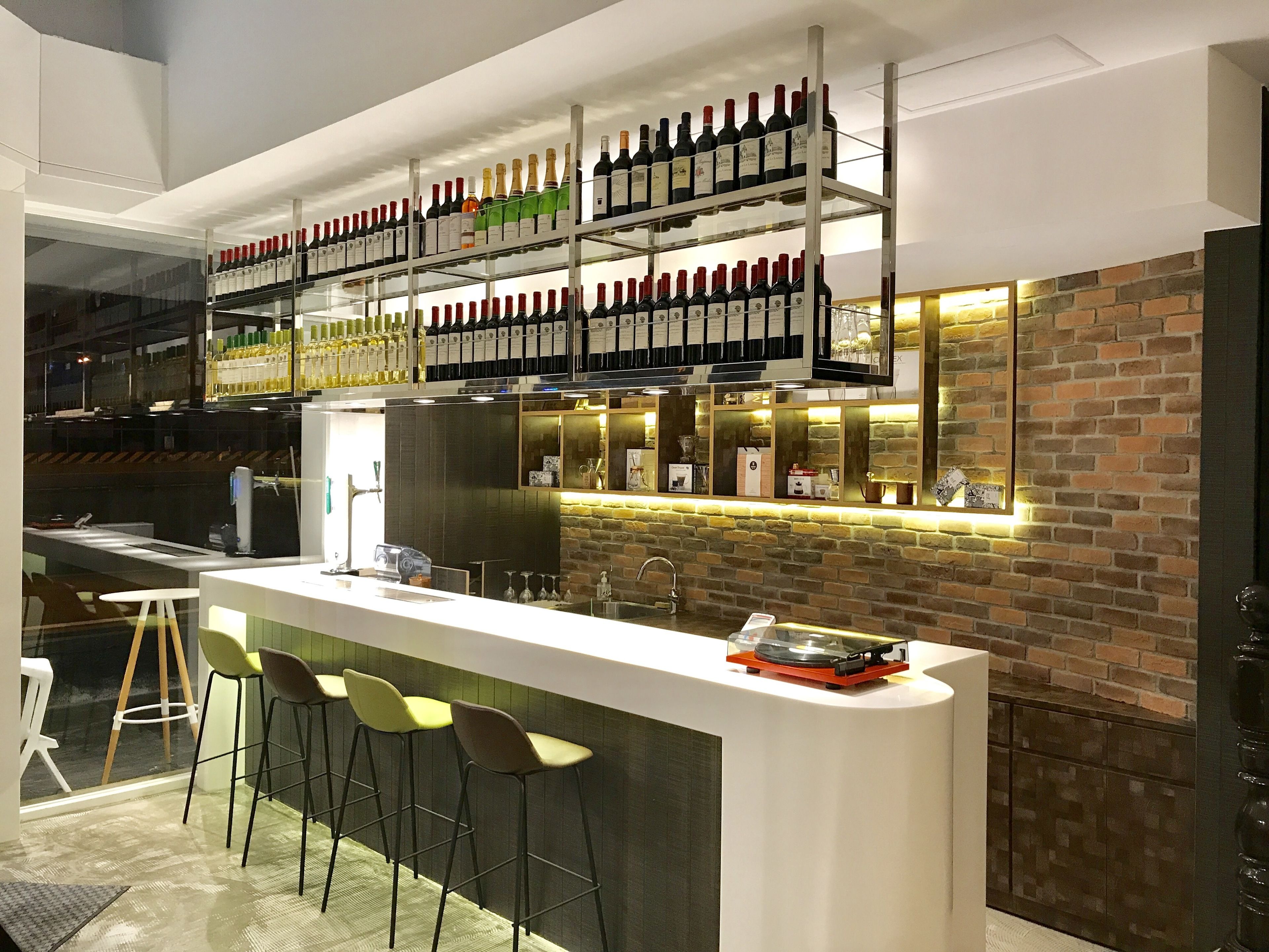 Serves breakfast, lunch, and happy hour