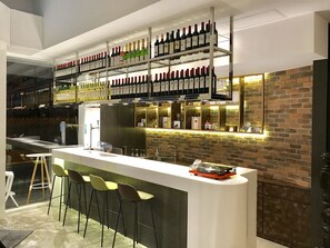 Serves breakfast, lunch, and happy hour - Single Inn Kaohsiung Station Hostel (Kaohsiung)