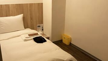 Elite Single Room, Men only, Non Smoking, Private Bathroom | Down comforters, iron/ironing board, free WiFi, bed sheets