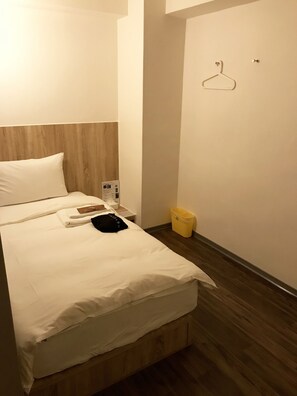 Elite Single Room, Men only, Non Smoking, Private Bathroom | Down duvets, iron/ironing board, free WiFi, bed sheets - Single Inn Kaohsiung Station Hostel (Kaohsiung)