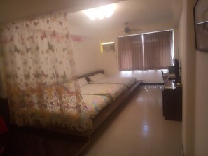 Room (6-Person) | Desk, blackout drapes, rollaway beds, free WiFi - Tainan Here Hostel (Tainan)