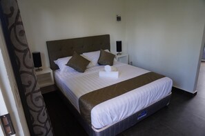 Minibar, in-room safe, desk, soundproofing - Malinawon Resort (Panglao)