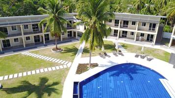 Piscine extérieure, chaises longues