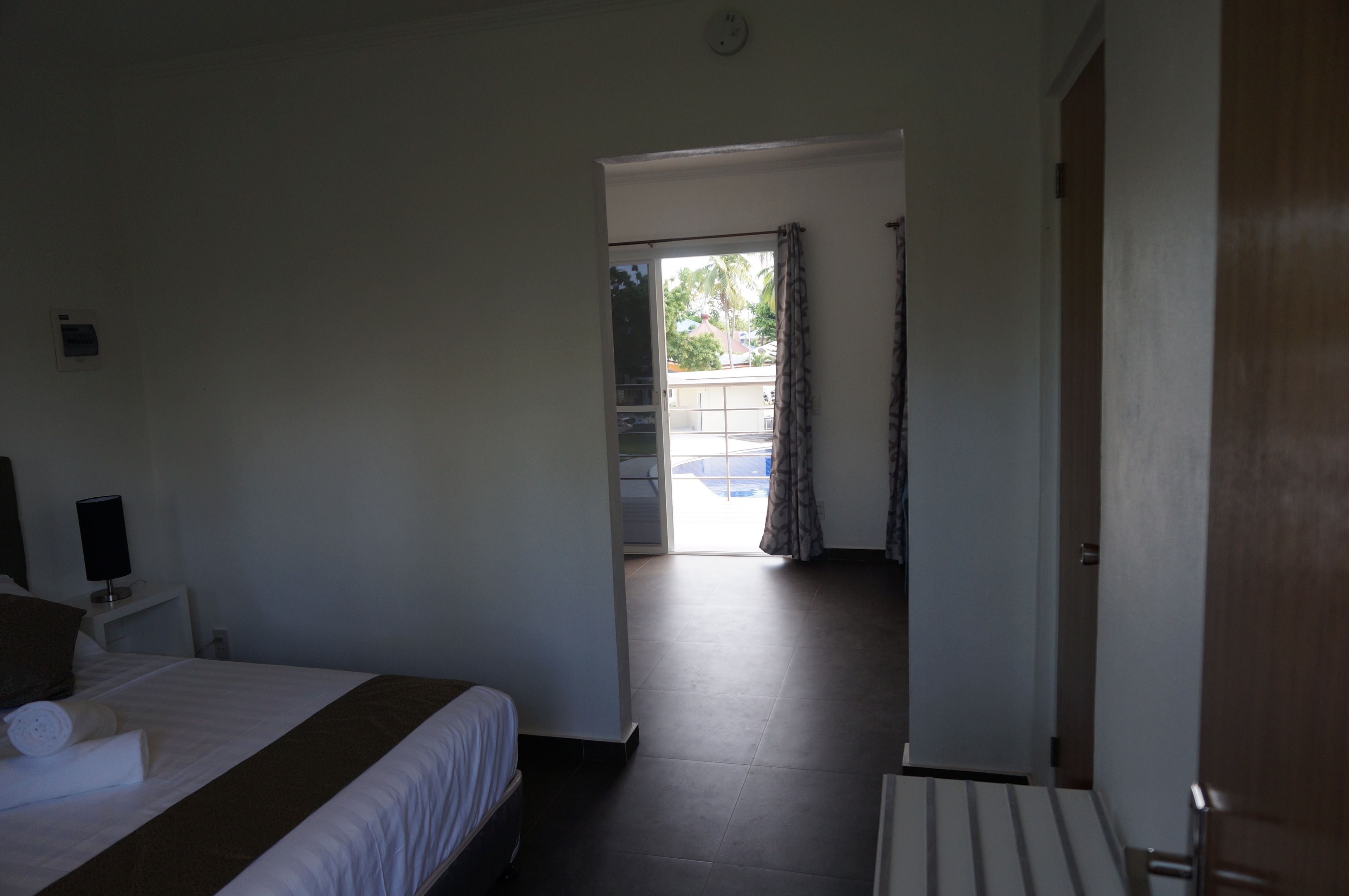 queen suite with pool view | minibar, in-room safe, desk, soundproofing