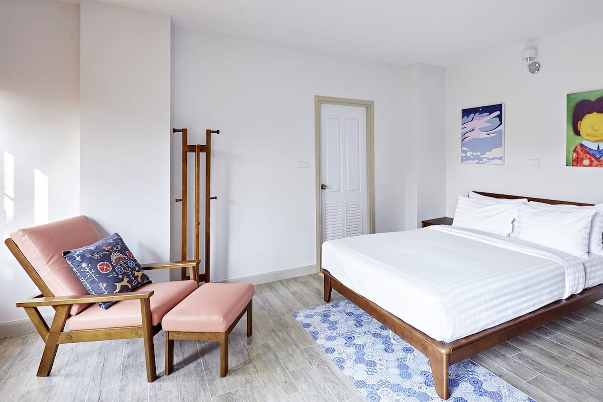 Bure's Cozy Double | In-room safe, desk, blackout drapes, soundproofing