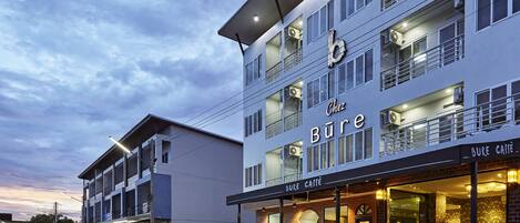 Un edificio moderno con una cafetería llamada "Chez Bure" en la planta baja.