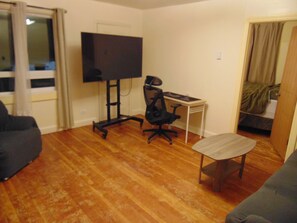 Deluxe huis, 3 slaapkamers, keuken | Woonruimte | Televisie, een dvd-speler, een computer en een computerscherm