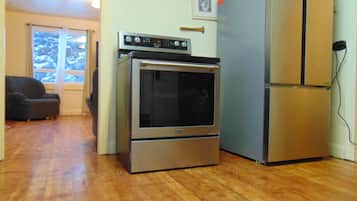 Deluxe huis, 3 slaapkamers, keuken | Privékeuken | Een koelkast/vriezer, een magnetron, een oven, een kookplaat