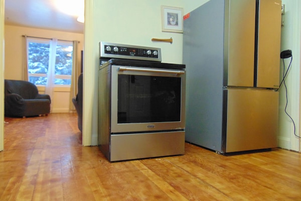 Refrigerador con freezer, microondas, horno, placa de cocina
