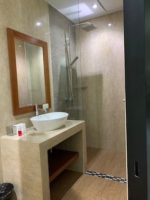 Dusche, kostenlose Toilettenartikel, Handtücher