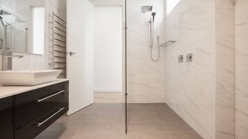3 Bedroom House with 2.5 Bathrooms | Bathroom | Separate bathtub and shower, free toiletries, hair dryer, towels