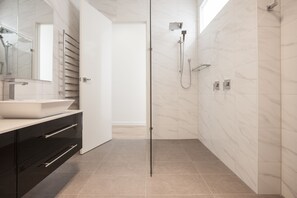3 Bedroom House with 2.5 Bathrooms | Bathroom - BOUTIQUE STAYS - Central Park (South Melbourne)