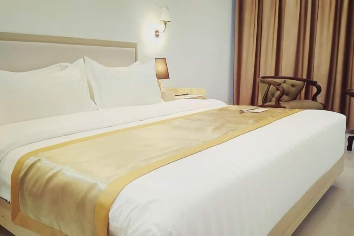 Frigobar, cofres nos quartos, escrivaninha, Wi-Fi de cortesia