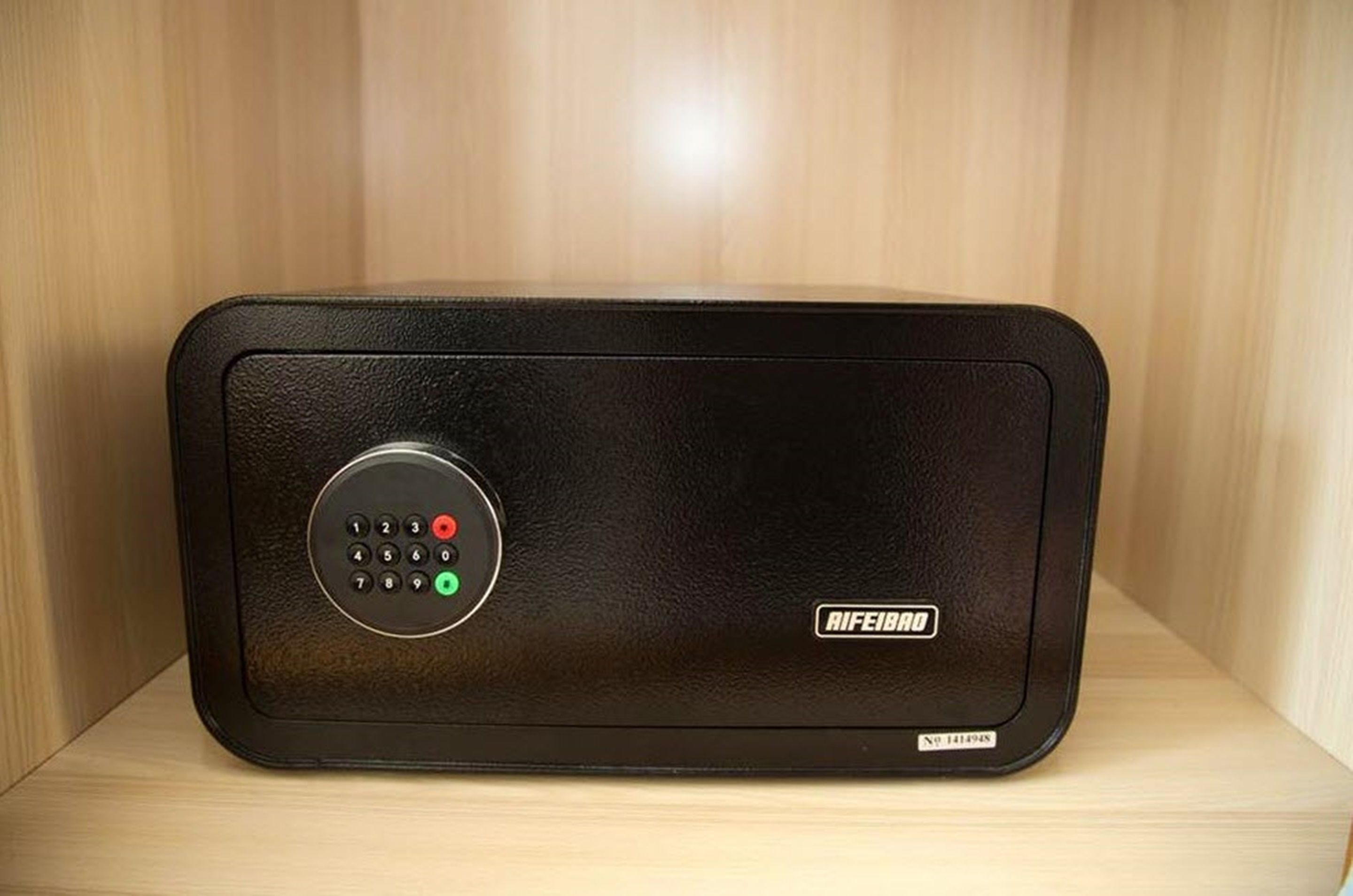 Un dispositivo electrónico negro con teclado y el nombre de la marca "RIFEIBRO" en un lateral.