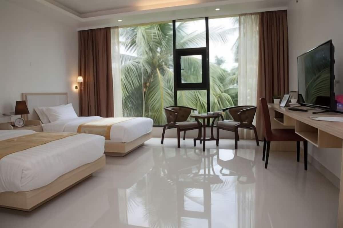 Minibar, brankas, meja kerja, dan Wi-Fi gratis