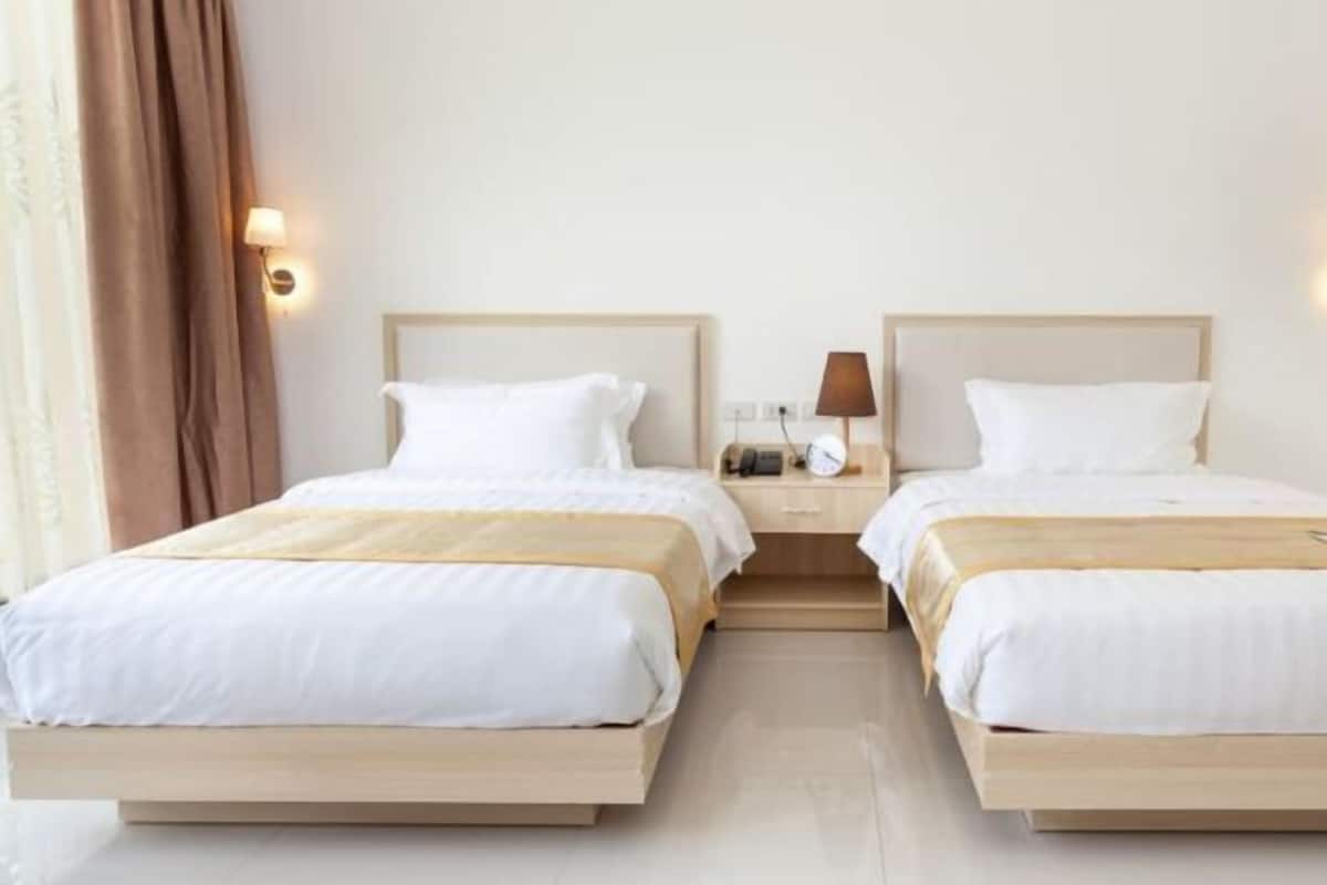 Minibar, brankas, meja kerja, dan Wi-Fi gratis