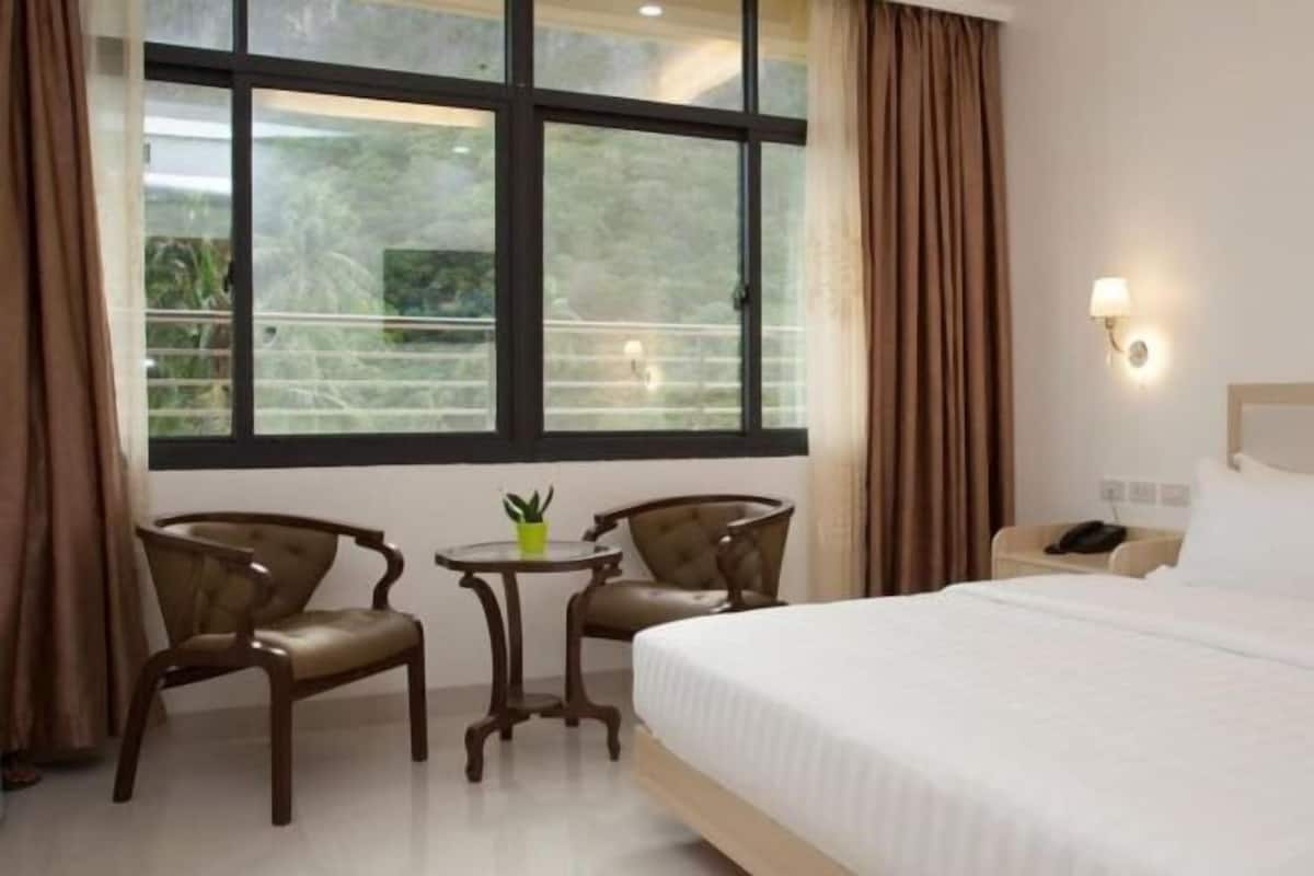 Minibar, brankas, meja kerja, dan Wi-Fi gratis