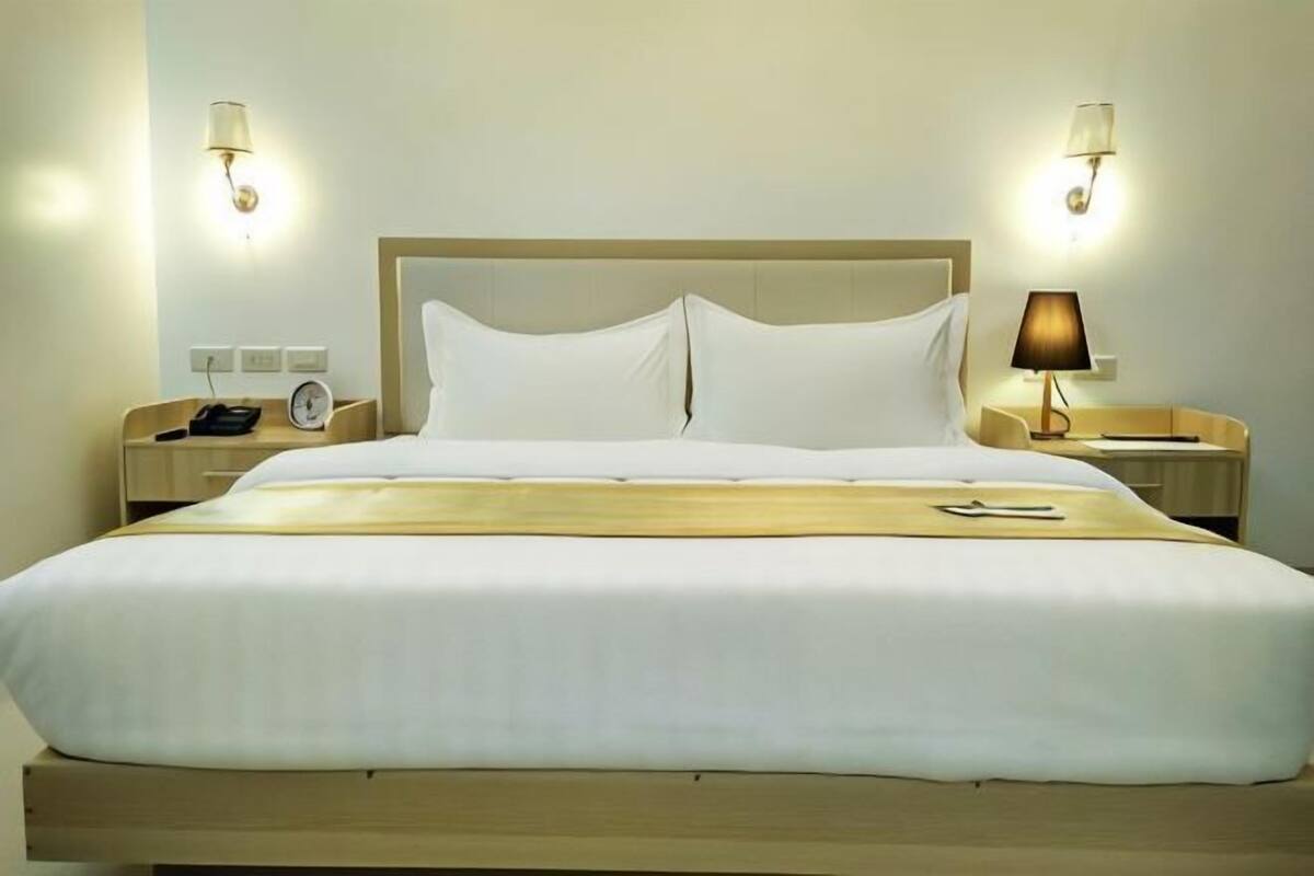 Frigobar, cofres nos quartos, escrivaninha, Wi-Fi de cortesia